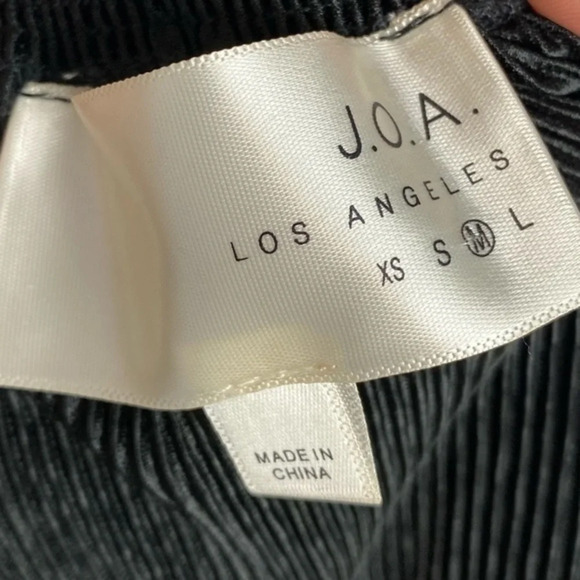 JOA Los Angeles Black Ruffle Off The Shoulder Top - Picture 4 of 4